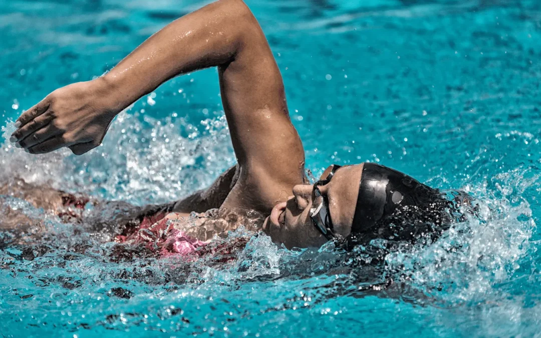 Développer ses muscles grâce à la natation : les atouts d’un sport d’endurance complet