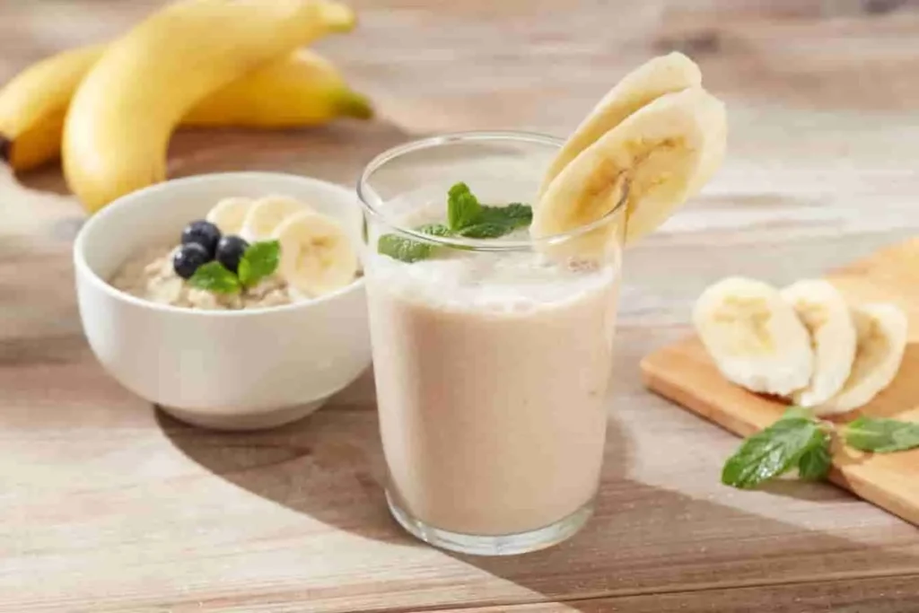 Smoothie à la banane, flocons d’avoine et fruits frais : une alimentation douce pour la digestion, utile en cas de calcul biliaire.