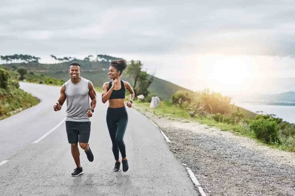 Course matinale dans un décor naturel : activité idéale pour limiter les risques de calcul biliaire.