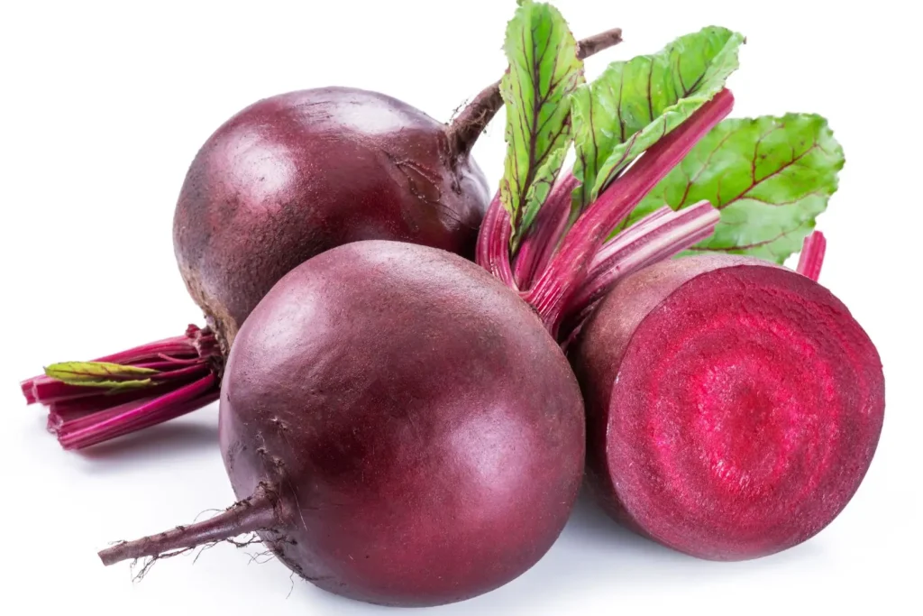 Betteraves fraîches et tranchées sur fond naturel, image évoquant les bienfaits du jus de betterave