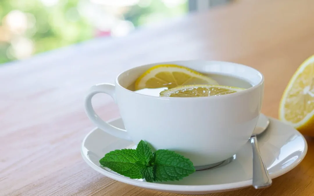 Boire de l&rsquo;eau citronnée le matin : bienfaits et mode d’emploi
