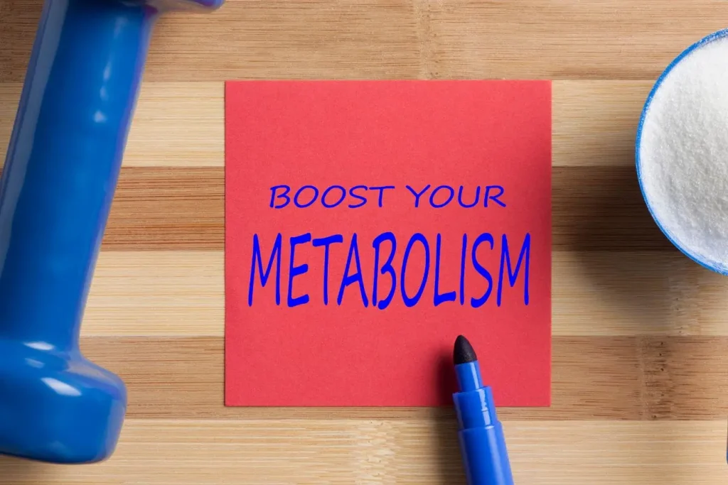 Carte rouge sur table en bois avec objets fitness illustrant une démarche pour calculer le métabolisme de base