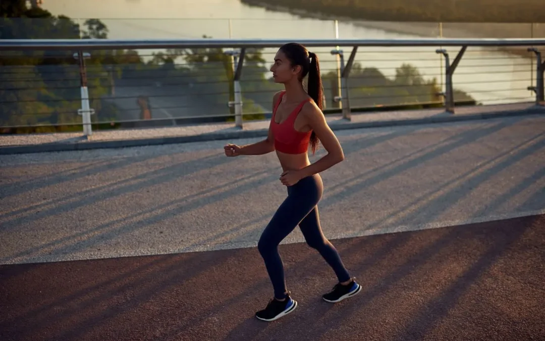 Faire du sport le matin à jeun : bienfaits, risques et conseils pratiques