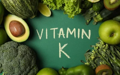 Vitamine K : risques de surdosage, effets secondaires et contre-indications