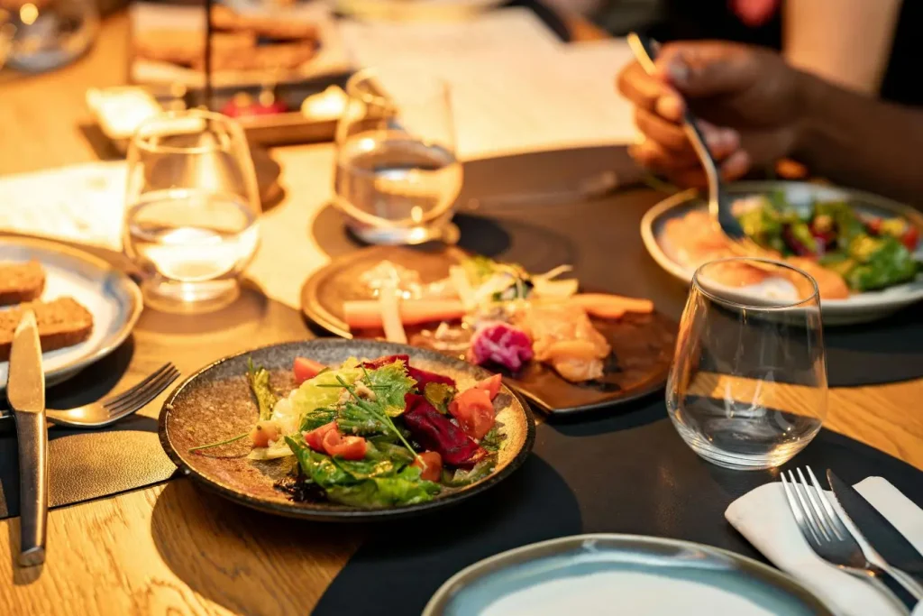 Salades colorées servies à table, symbole du lien entre nutrition et sommeil apaisé.