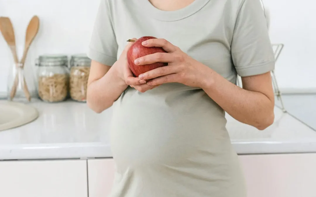 Alimentation au 1er trimestre de grossesse : nutriments essentiels et conseils anti-nausées