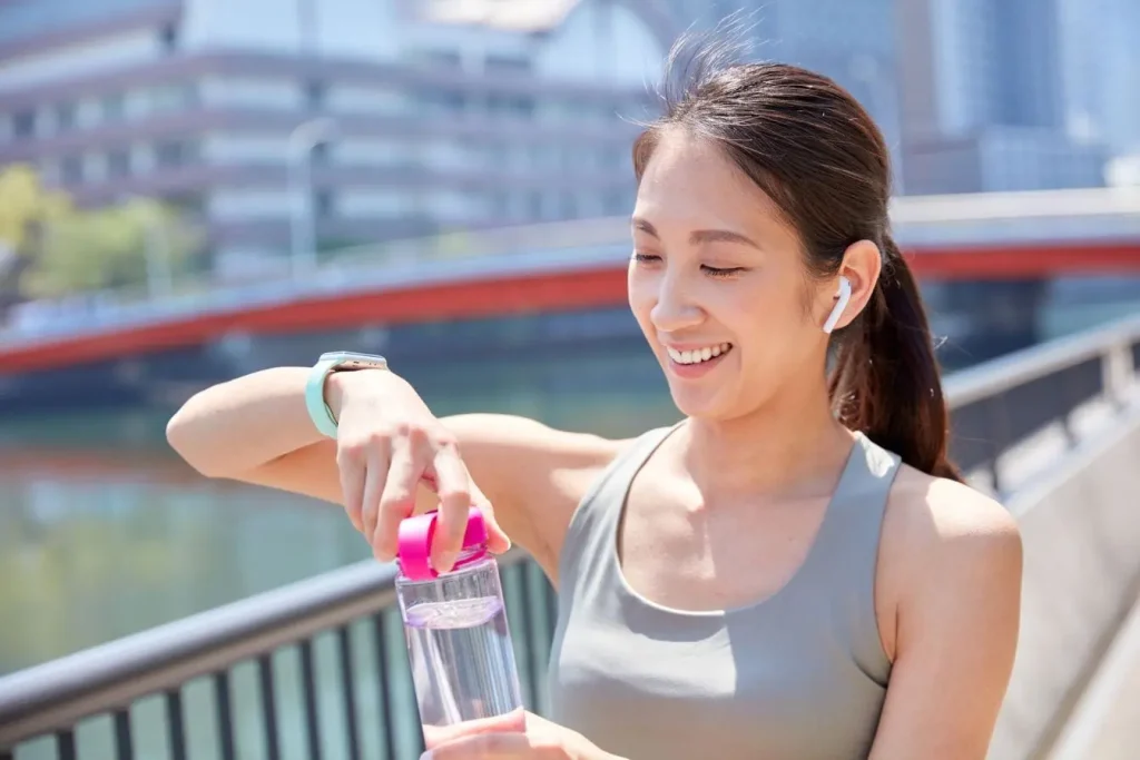 Gros plan sur main tenant bouteille d’eau claire