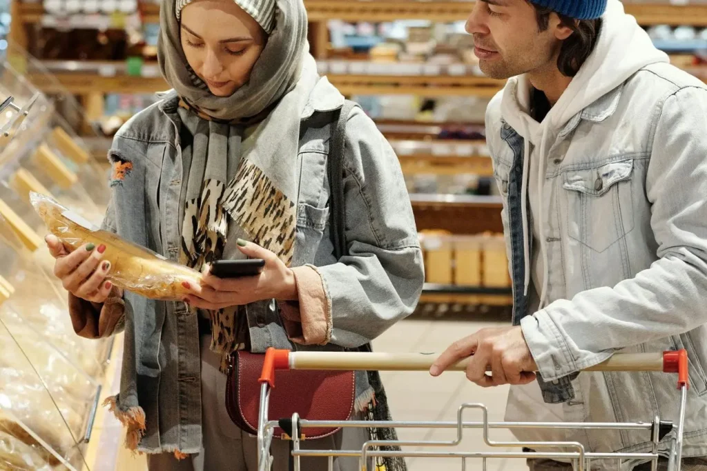 Femme tenant un produit alimentaire pour lire une étiquette nutritionnelle