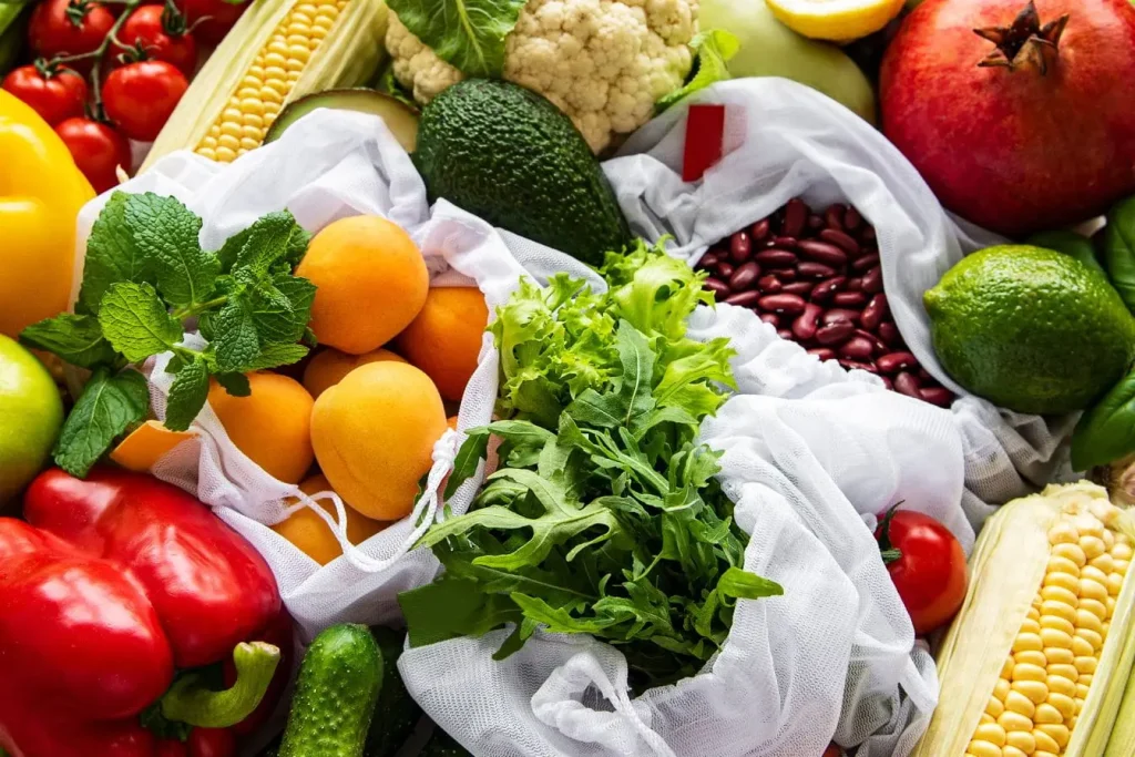 Assortiment coloré de fruits et légumes frais, illustrant l’importance d’une alimentation riche en nutriments pour une peau éclatante et lumineuse.