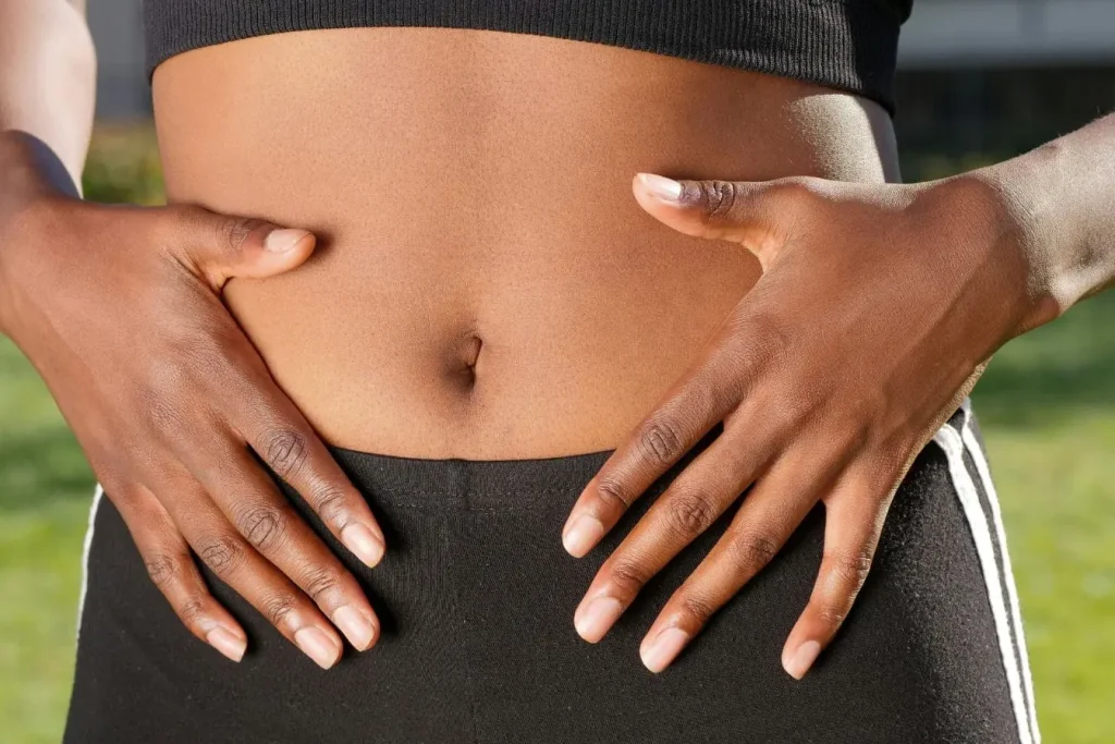 Gros plan sur abdomen avec mains posées, image illustrant la respiration abdominale pour apaiser le corps et réguler le souffle.