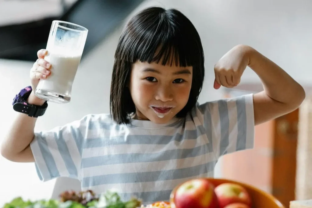 Enfant avec une moustache de lait