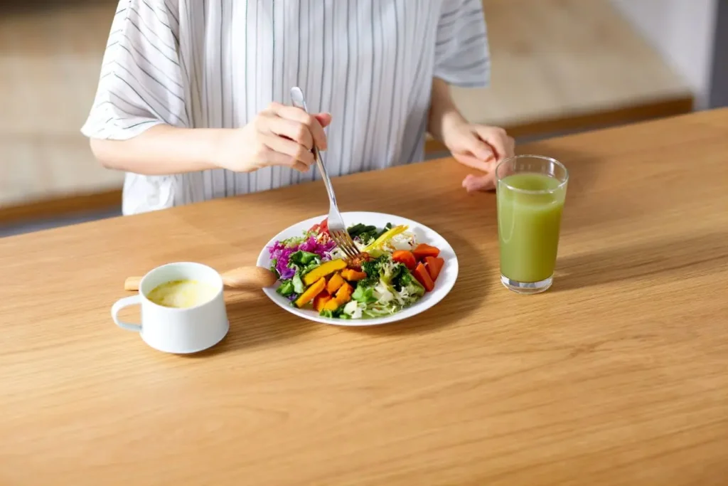 Assiette de légumes colorés reflétant la vigilance nécessaire pour éviter certains aliments aggravant l’eczéma et préserver la santé de la peau.