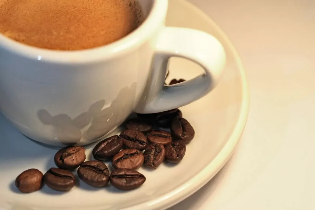 Tasse de café fumant reflétant la vigilance et la nécessité de contrôler la consommation pendant l’allaitement.