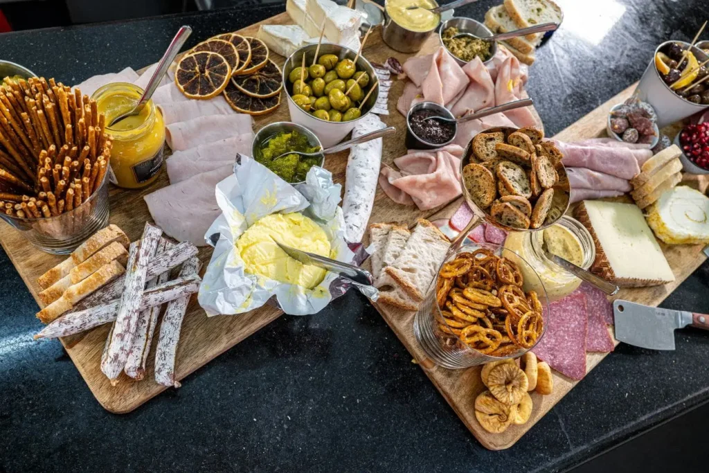 Grande planche de charcuterie avec viandes, fromages et condiments, image illustrant l’intolérance à l’histamine et ses aliments déclencheurs.