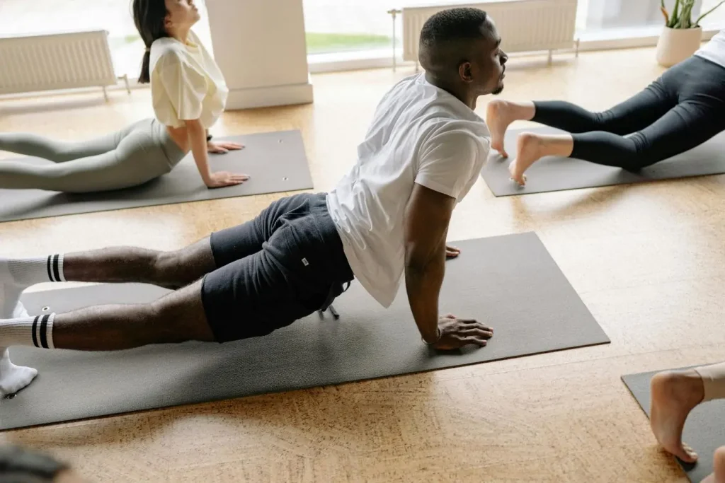 Personnes en position d’étirement avec dos cambré, image traduisant le stretching.