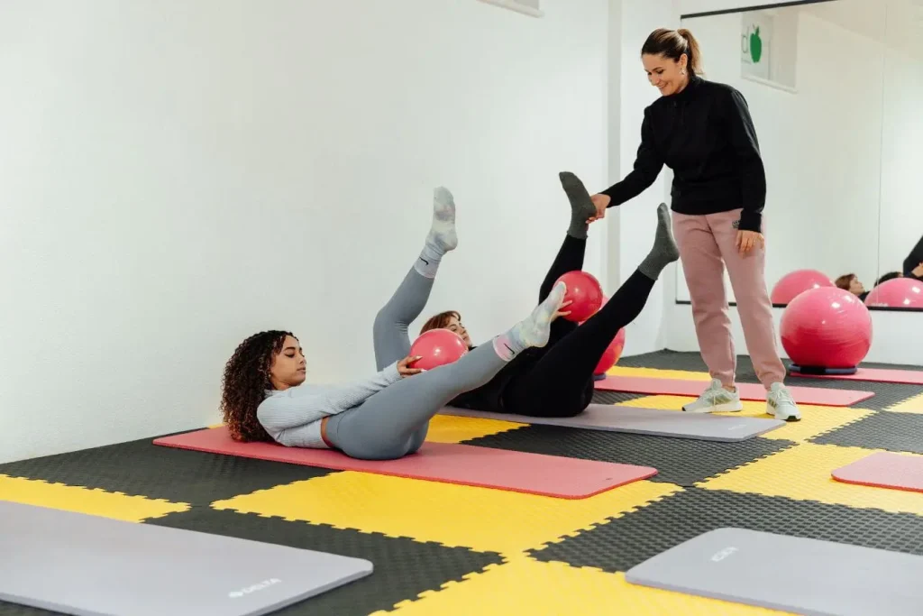 Exercices de gainage et coordination, reflet des résultats visibles après pratique régulière.