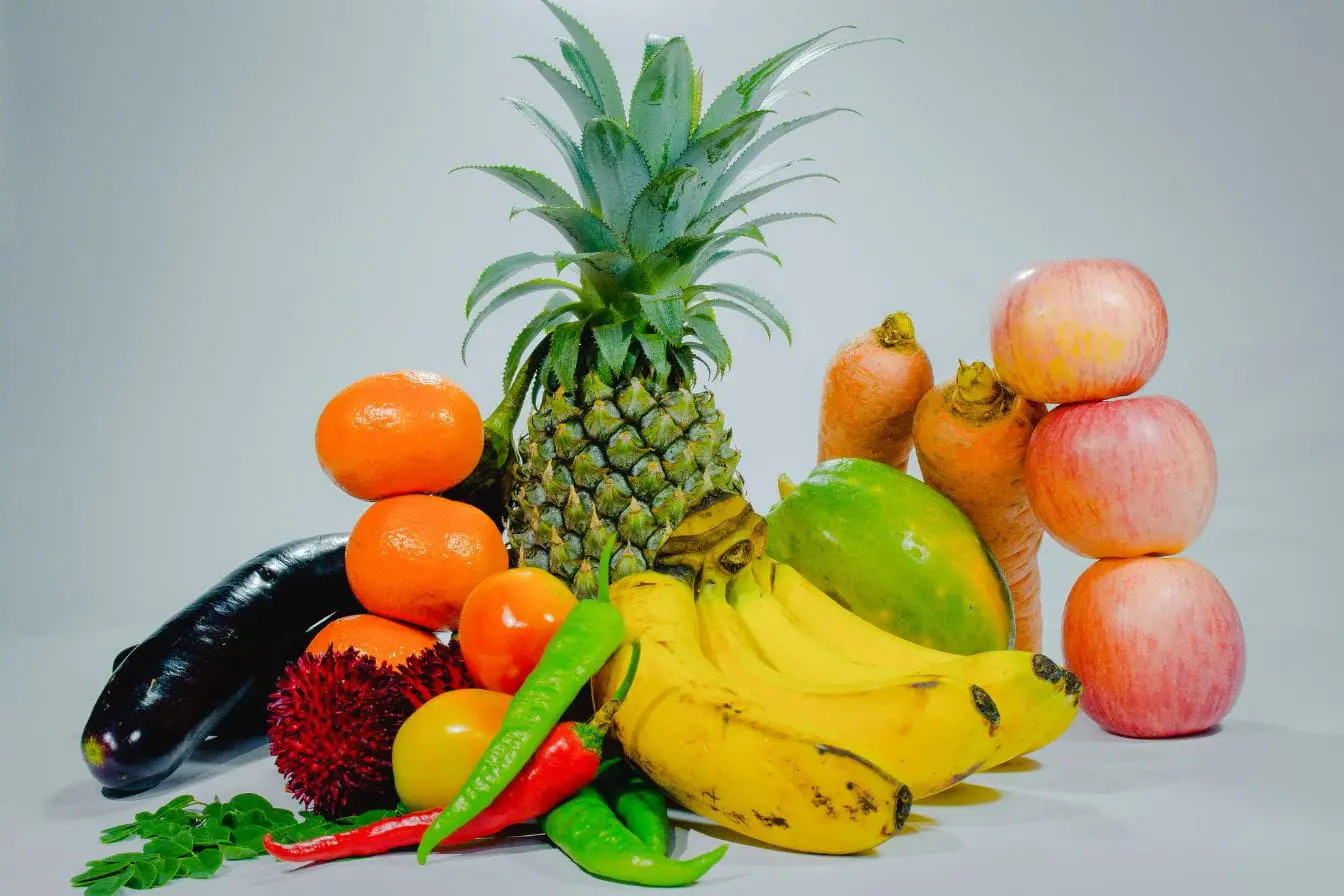 Assortiment coloré de fruits et légumes frais, image illustrant les habitudes alimentaires saines des zones bleues.