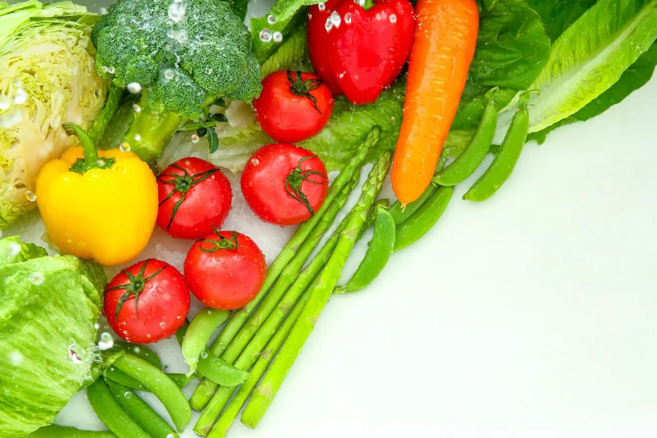 Assortiment coloré de légumes frais lavés, image qui illustre l’importance d’optimiser l’absorption du fer végétal pour une meilleure biodisponibilité.
