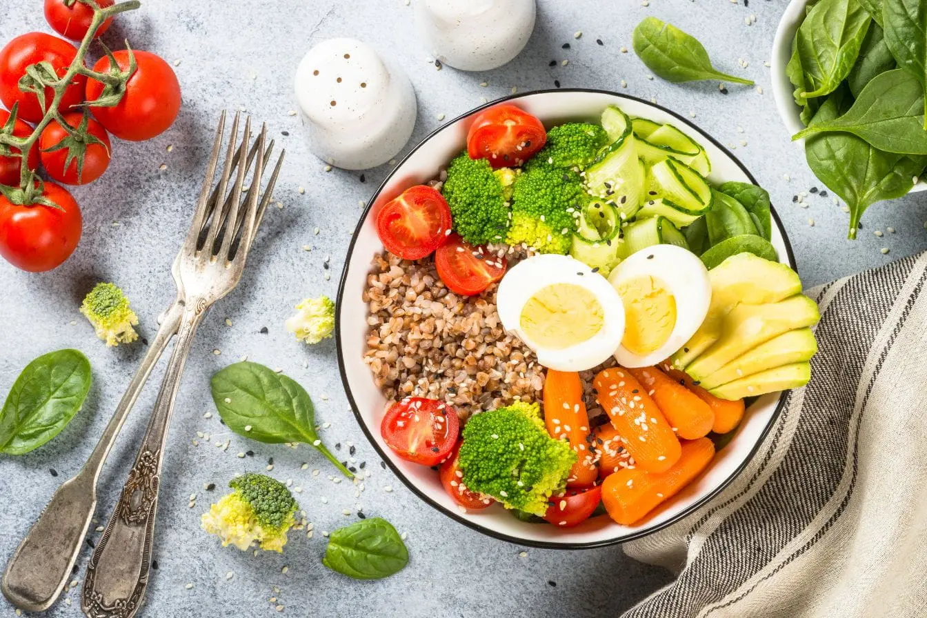légumes variés Bol garni de légumes variés et œuf dur, image qui traduit une alimentation saine avant l’effort sportif.