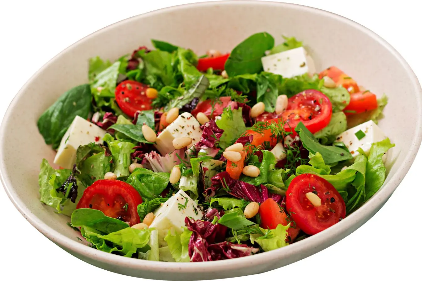 neuropathie périphérique et alimentation Bol de salade fraîche avec légumes verts et fromage, reflet d’une alimentation équilibrée pour prévenir la neuropathie périphérique.