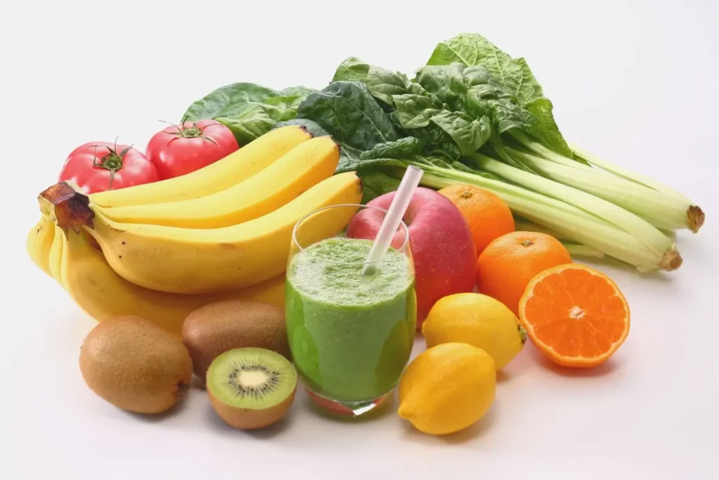 Fruits frais et légumes verts disposés autour d’un smoothie, reflet des remèdes naturels pour soulager les symptômes d’allergie saisonnière.