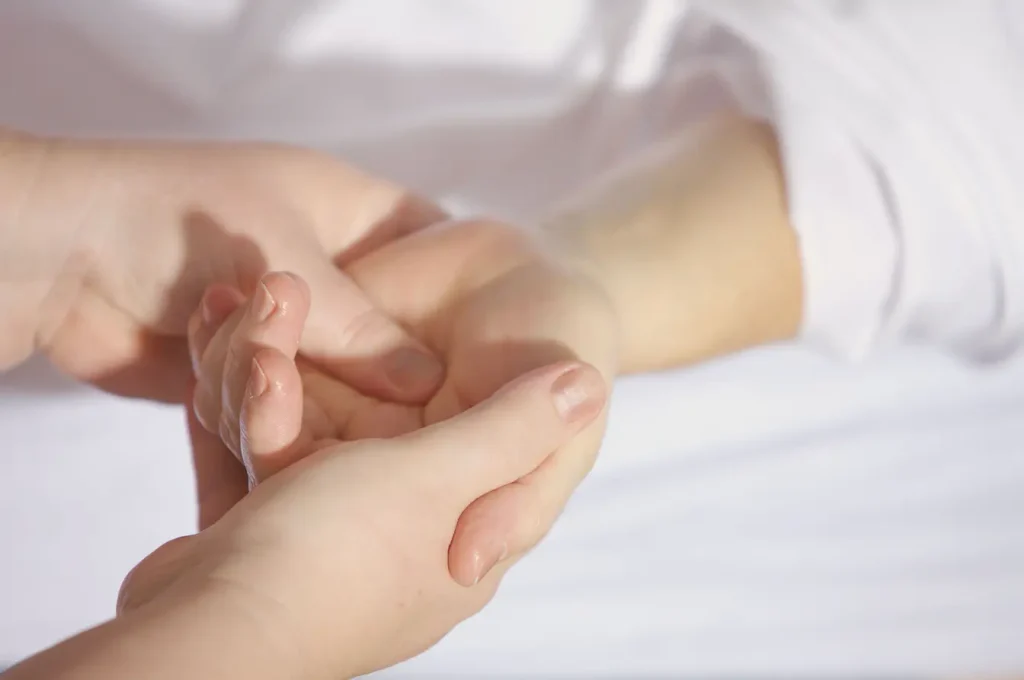 Mains reposant sur fond blanc avec geste apaisant, illustration typique des fourmillements dans les mains.