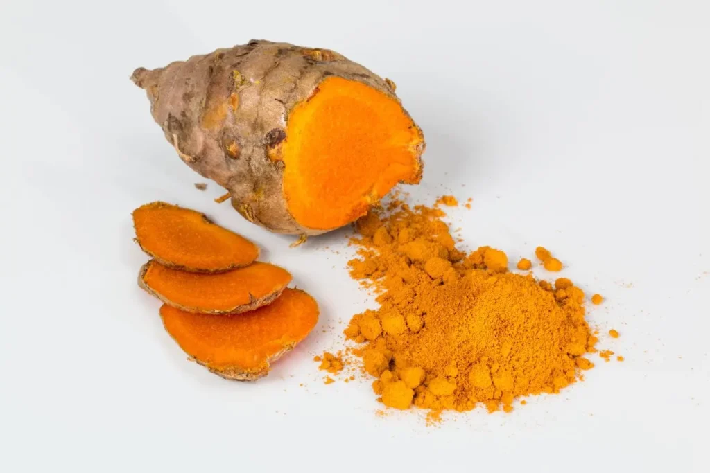 Racine de curcuma brune ouverte révélant intérieur orange vif, reflet des bienfaits santé et culinaires de cette épice naturelle.