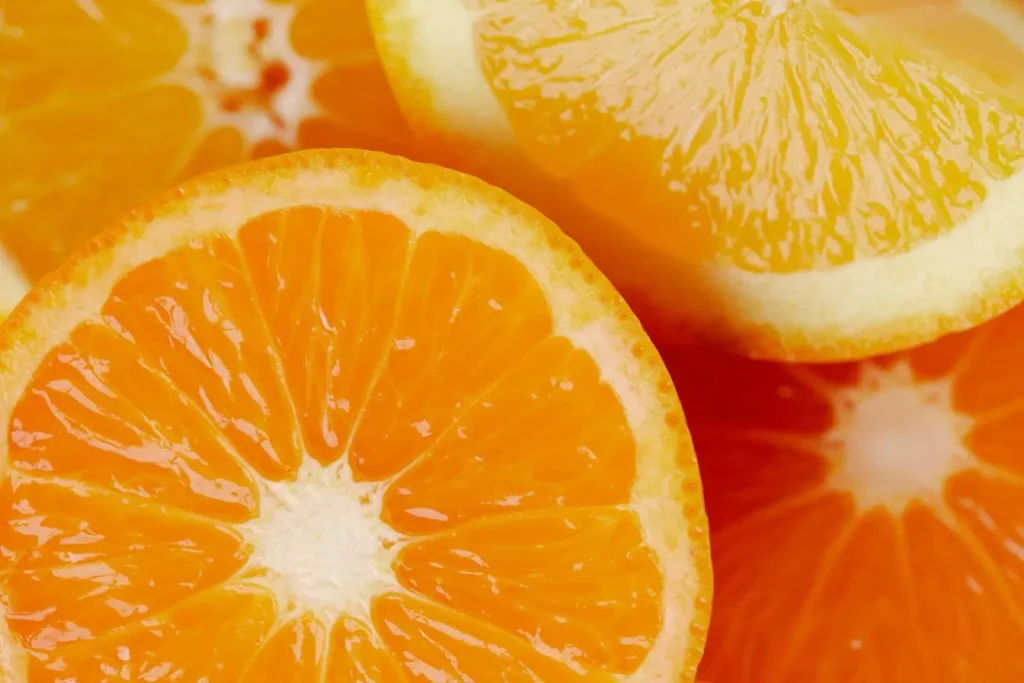Tranches d’oranges et citron en gros plan, reflet des bienfaits de la vitamine C pour renforcer immunité et vitalité naturelle.