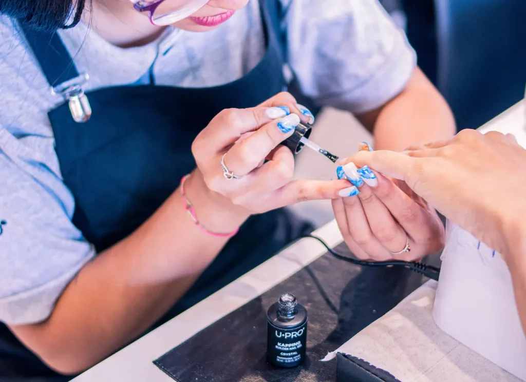Gros plan sur main travaillée avec gel builder, image claire illustrant les solutions contre les ongles fragiles.