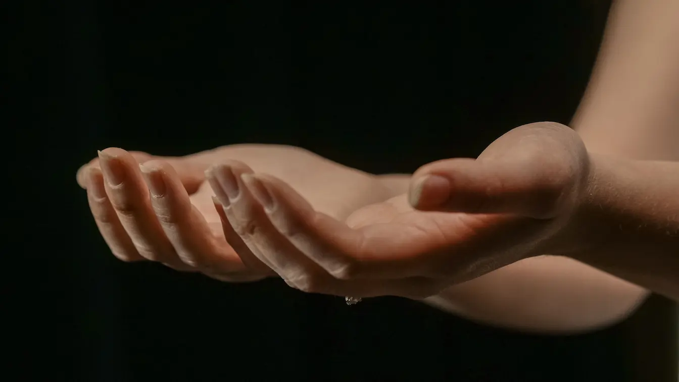 mains Gros plan sur deux mains ouvertes dans l’ombre, reflet visuel des sensations de fourmillements dans les mains.