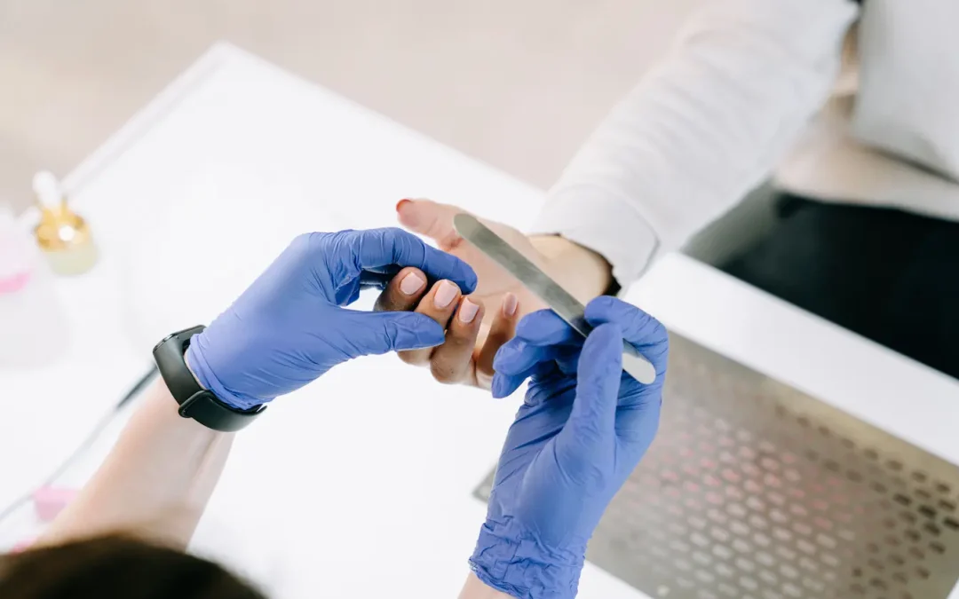 Ongles cassants et carences : quelles sont les causes et solutions ?