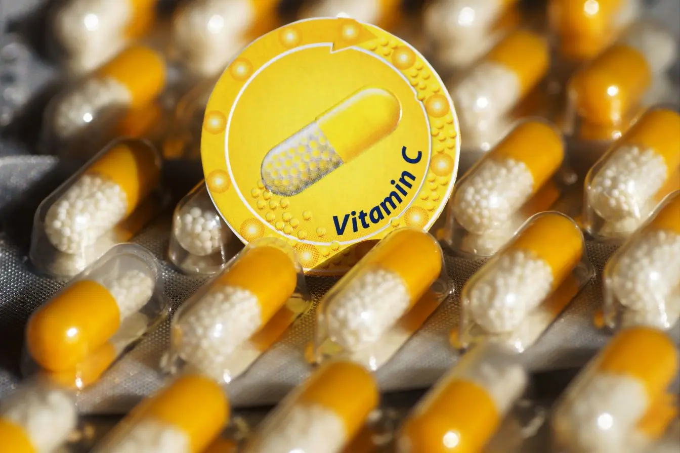 vitamine C Blisters de gélules jaunes et transparentes, reflet des bienfaits de la vitamine C pour renforcer immunité et vitalité.