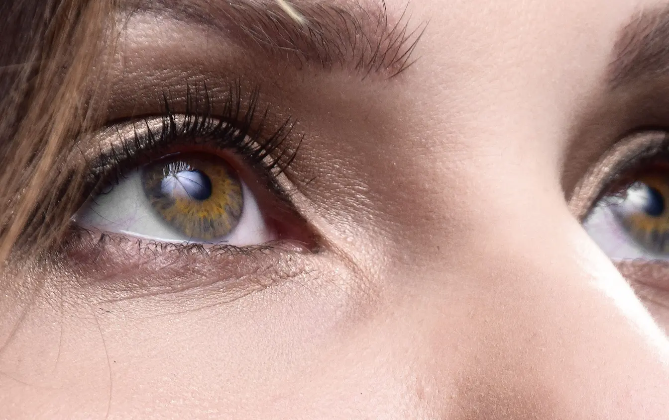Gros plan sur yeux multicolores bien hydratés, image qui illustre les remèdes naturels contre la sécheresse oculaire.
