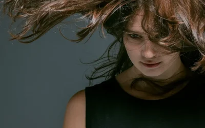 Cheveux gras et causes hormonales : comprendre le déséquilibre capillaire