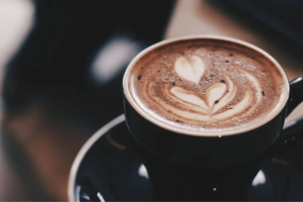 Tasse de boisson chaude servie dans une ambiance feutrée, une image évoquant les remèdes naturels et les habitudes apaisantes pendant la ménopause